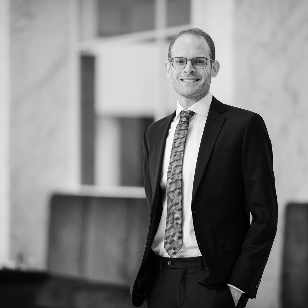 Michiel Sweerts Corporate & Commercial Litigation Expert bij Litix Law in Rotterdam staand in het kantoor
