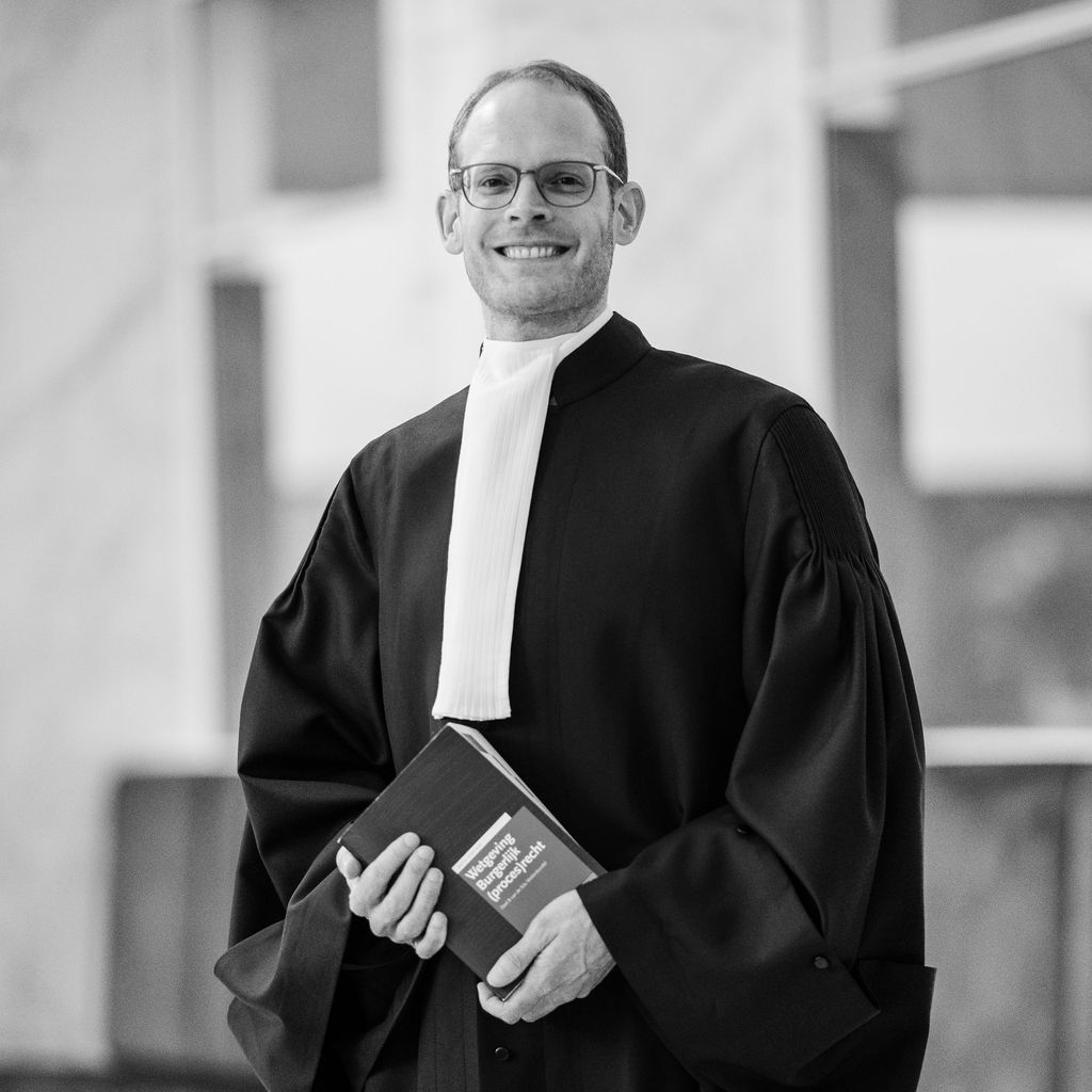 Michiel Sweerts als advocaat in het team van Litix Law in toga